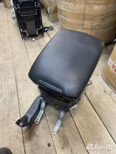 Подлокотник центральный Toyota Prado 150