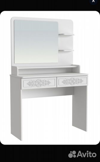 Туалетный столик с зеркалом