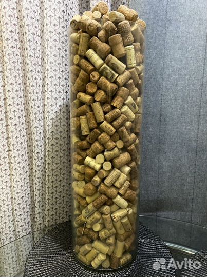 Напольная ваза с пробками