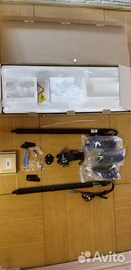 Замок двери багажника Voxy/Noah (электропривод)