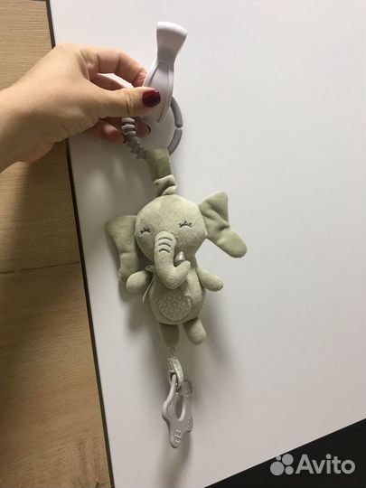 Дуга с игрушками и подвесная игрушка слоник