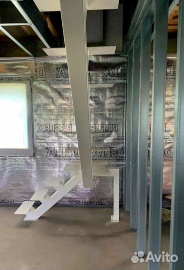 Лестница на металлокаркасе закрытого типа