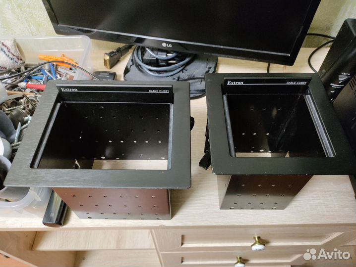 Лючек врезной в стол Extron