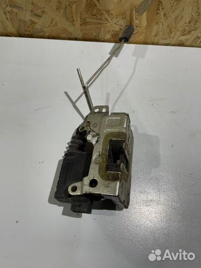 Замок двери передний правый Renault Logan K7J 2006