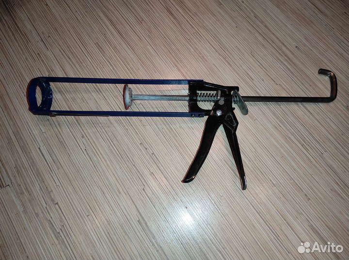 Пистолет для нанесения герметика