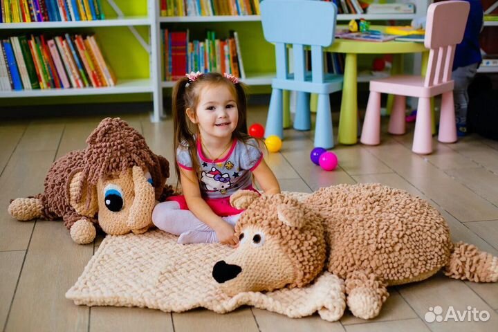 Вязанный детский пуфик из alize puffy