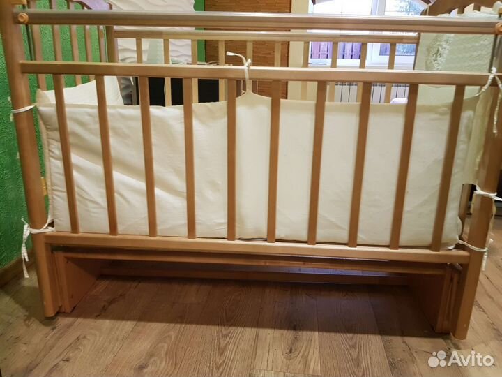 Детская кроватка с продольным маятником