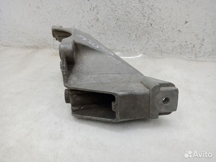 Кронштейн двигателя audi A4 B7 Левый