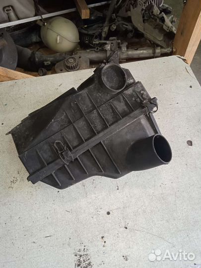 Корпус воздушного фильтра Volkswagen Passat B3