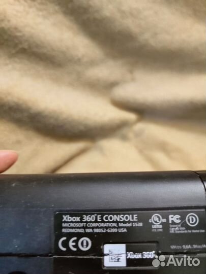 Xbox 360 E - 500Gb+2 джойстика