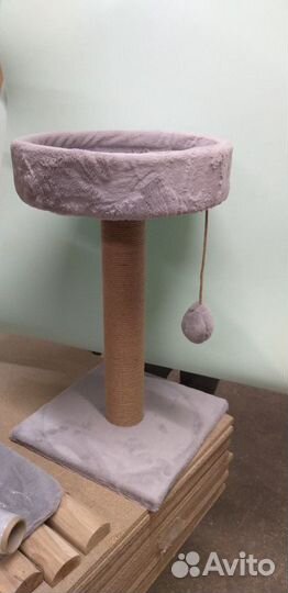 Когтеточка лежанка новая, высота 0,7 м