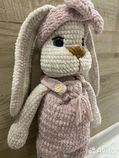 Вязаная игрушка кролик зайка с рюкзачком