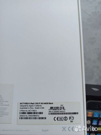 Коробки от айфонов разных поколений айпада