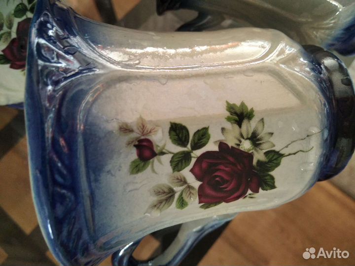 Чайные кружки и сахарница