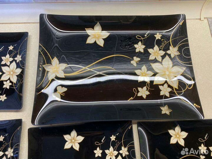 Набор блюдо 33 на 23 см и 6 тарелок 19 на 17 см