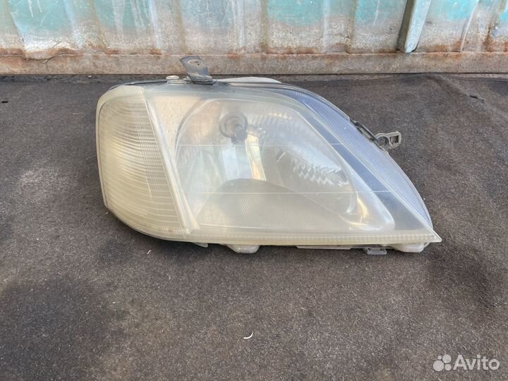 Передняя правая фара на рено логан
