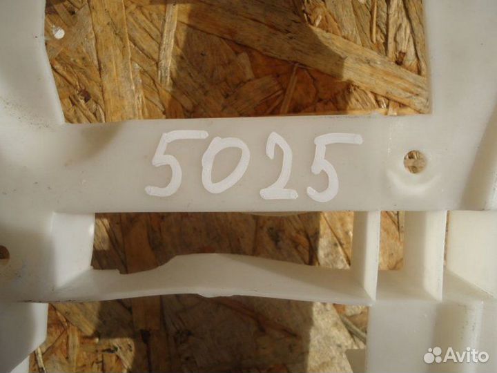 Кронштейн заднего бампера Volkswagen Touareg 7L6