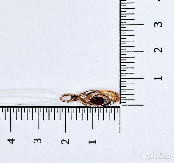 Золотая подвеска с камнем