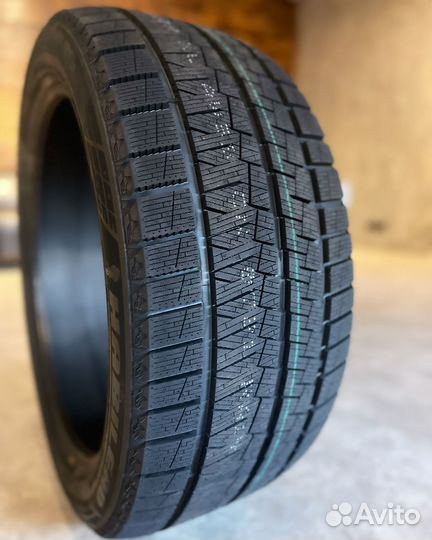 Habilead SnowShoes AW33 295/40 R21 111V