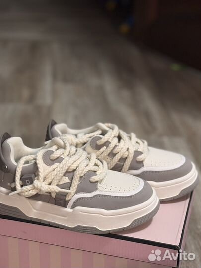 Кроссовки женские