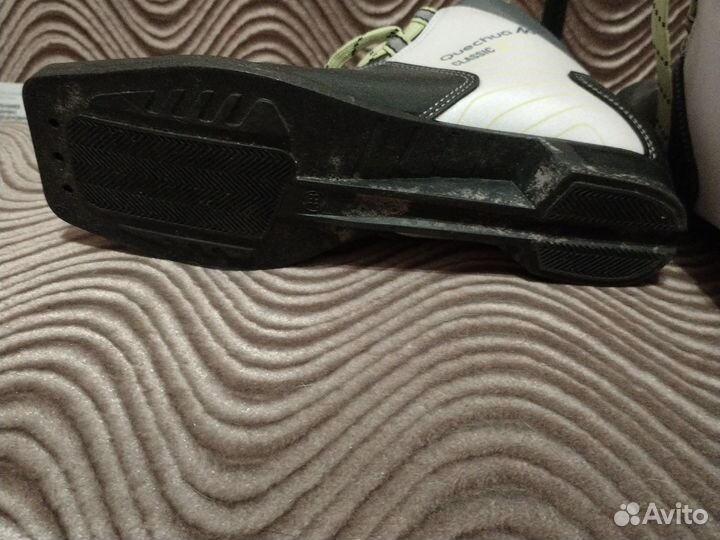 Лыжные ботинки с лыжами