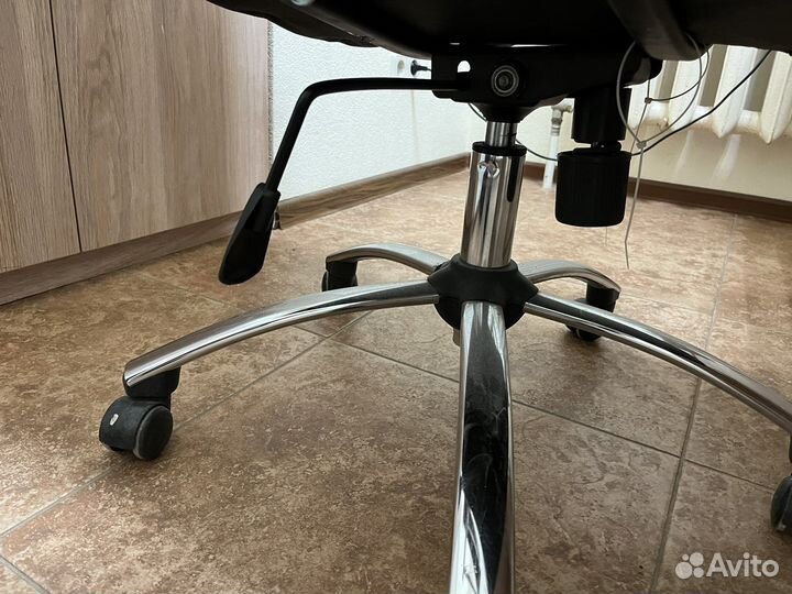 Кожанное кресло