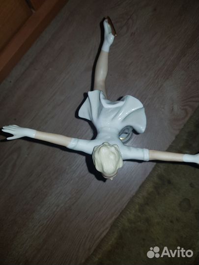 Фигуристка В белых перчатках