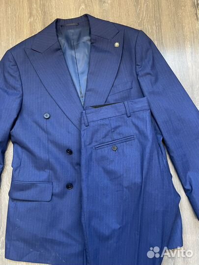 Двубортный костюм