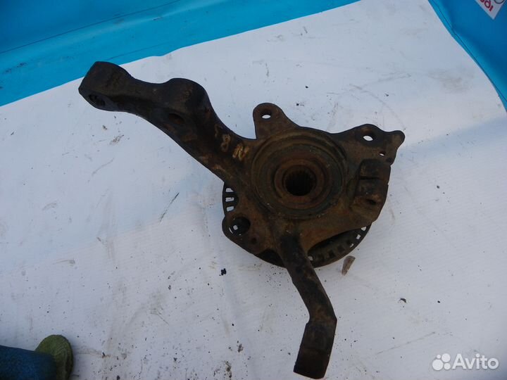 Поворотный кулак левый VW Passat B4