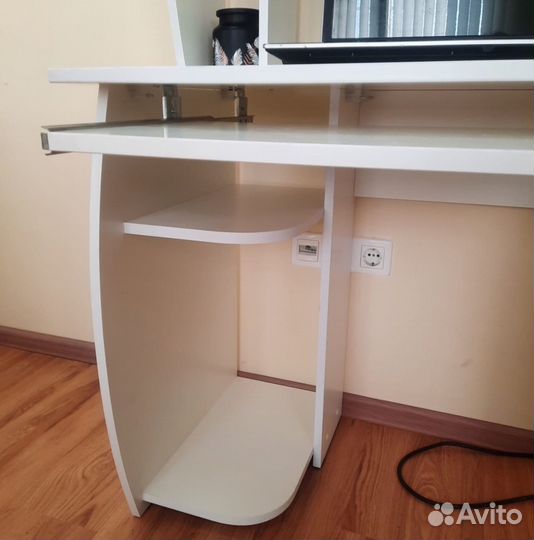 Компьютерный стол белый