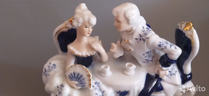 Фарфоровая статуэтка Rococo