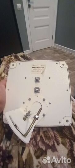 Широкополосная панельная антенна