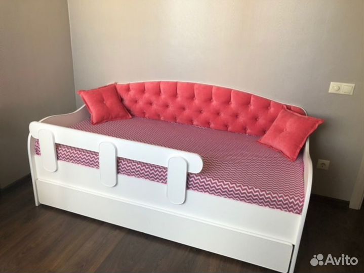 Кровать с мягкой спинкой с ящиком