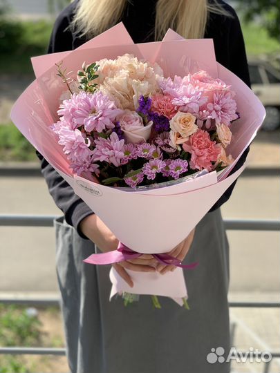 Букет из живых цветов, из роз для близких лилий