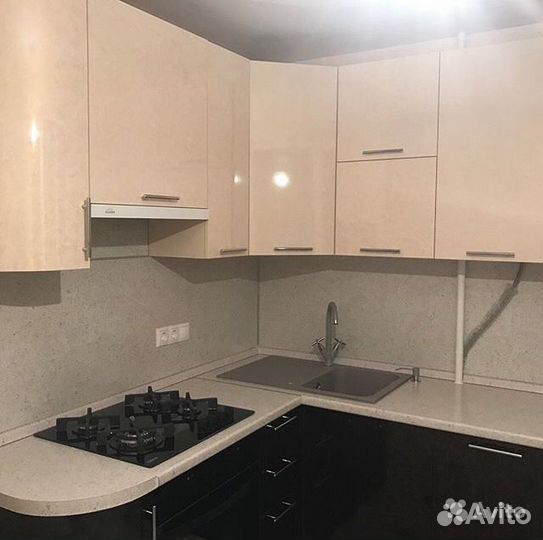 Кухня угловая с радиусными фасадами