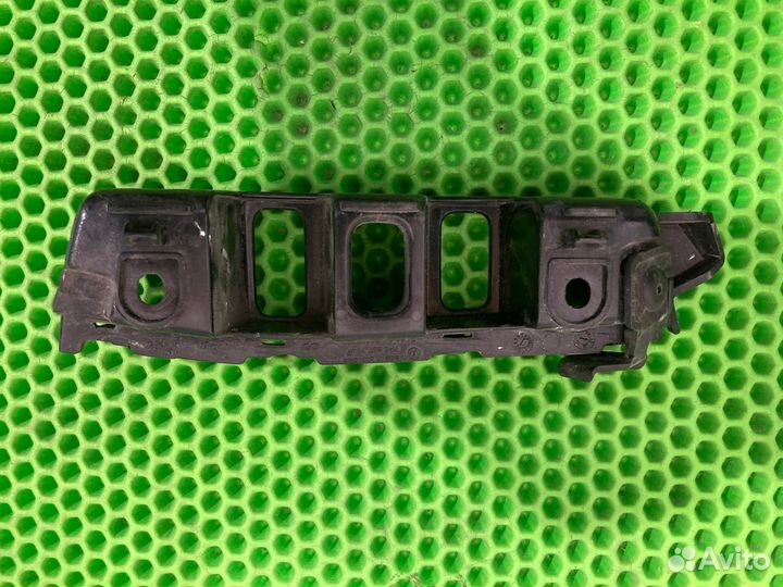 Крепление бампера переднее правое Volkswagen