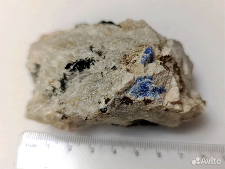 Вишневит, содалит, биотит