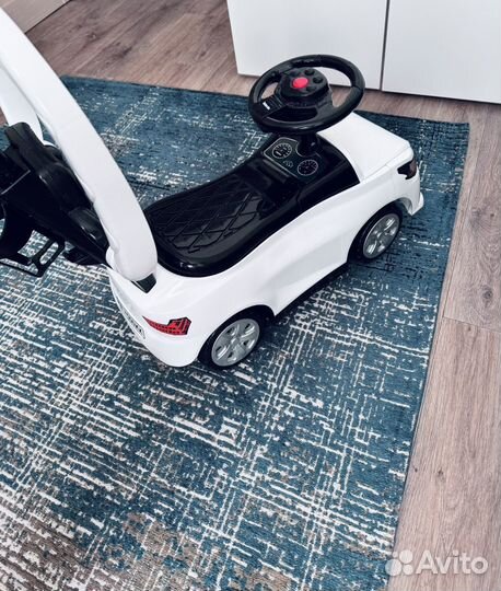 Машинка каталка с ручкой