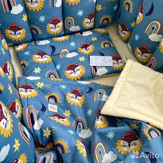 Комплект в кроватку.Новый. Бортики