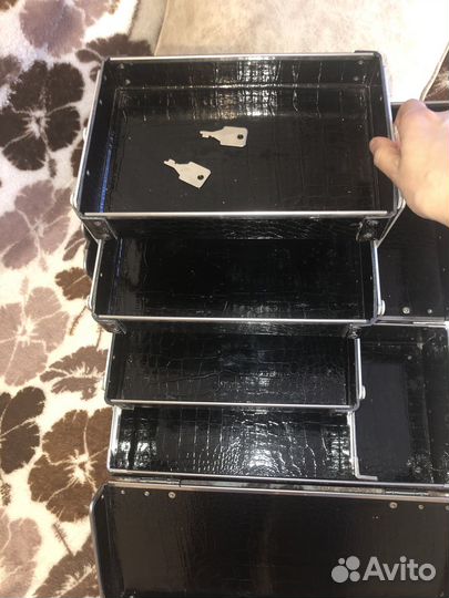 Продам бьюти кейс,чемодан визажиста