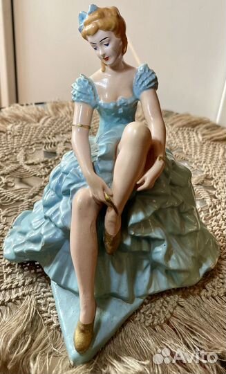 Фарфоровая статуэтка Балерина завязывает пуанту