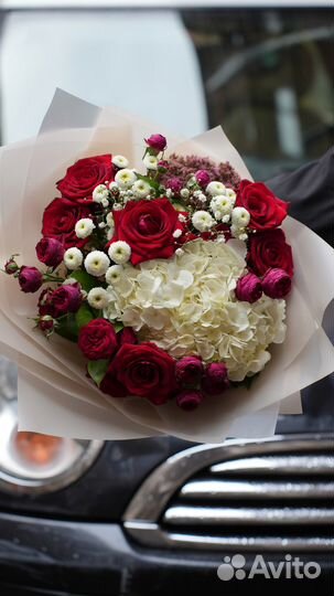 9 кустовых роз Мисс Баблс 50 см в оформлении