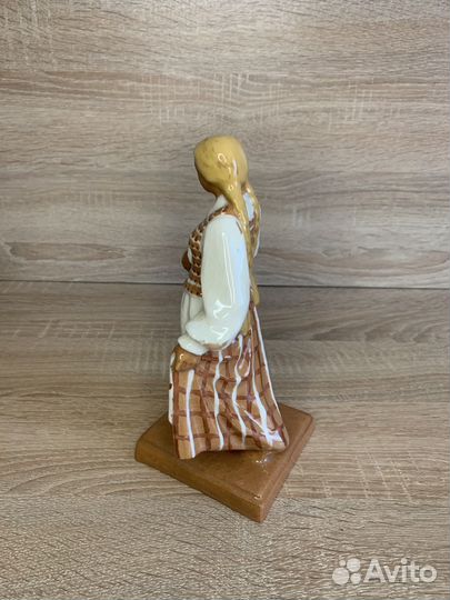 Статуэтка девушка в национальном костюме