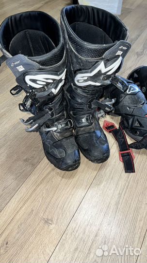 Ботинки для мотокросса и наколенники