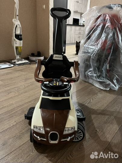 Машинка каталка с ручкой