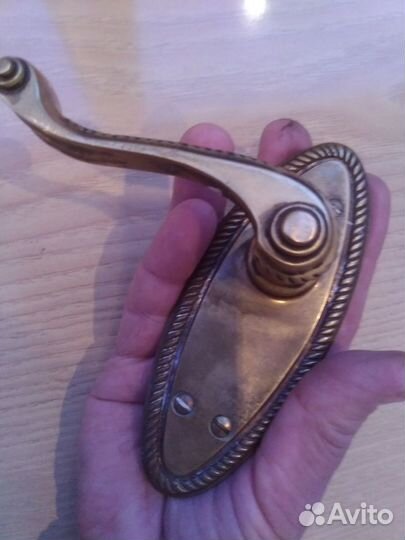 Бронзовая красивая ручка на дверь