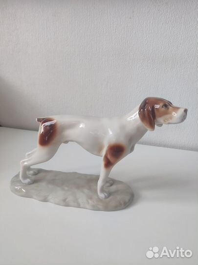 Фарфоровая статуэтка собака