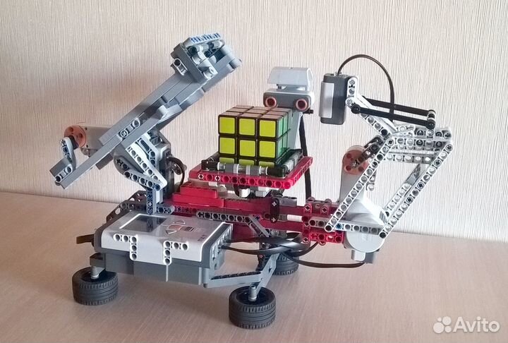 Lego mindstorms собирающий кубик Рубика