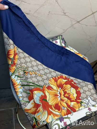 Палантин Gucci в цветочном рисунке