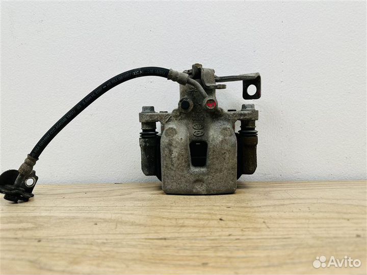 Суппорт тормозной задний левый Kia Cerato 3 2.0